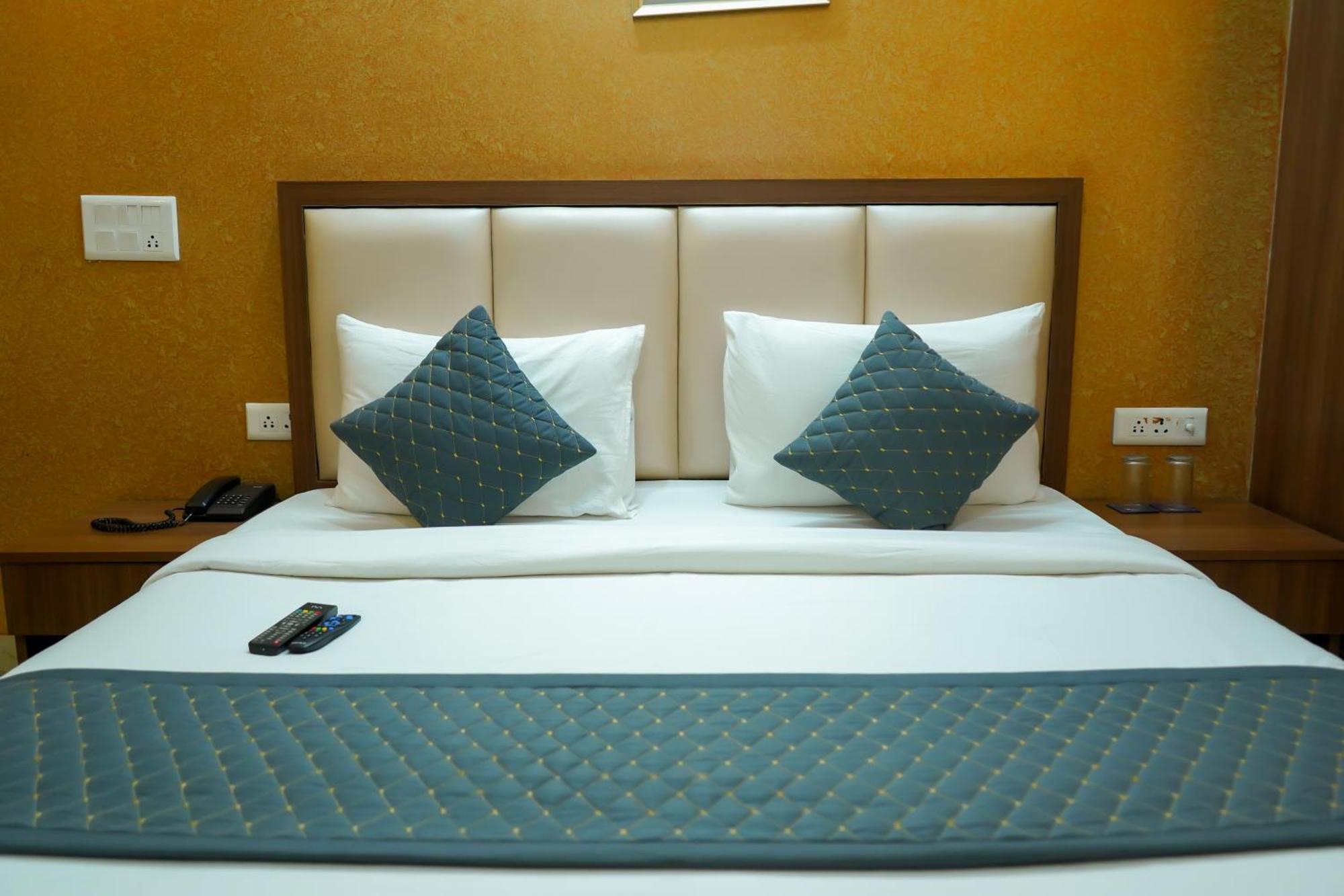 Hotel The Luxe 18 - Golf Course Road Гургаон Экстерьер фото
