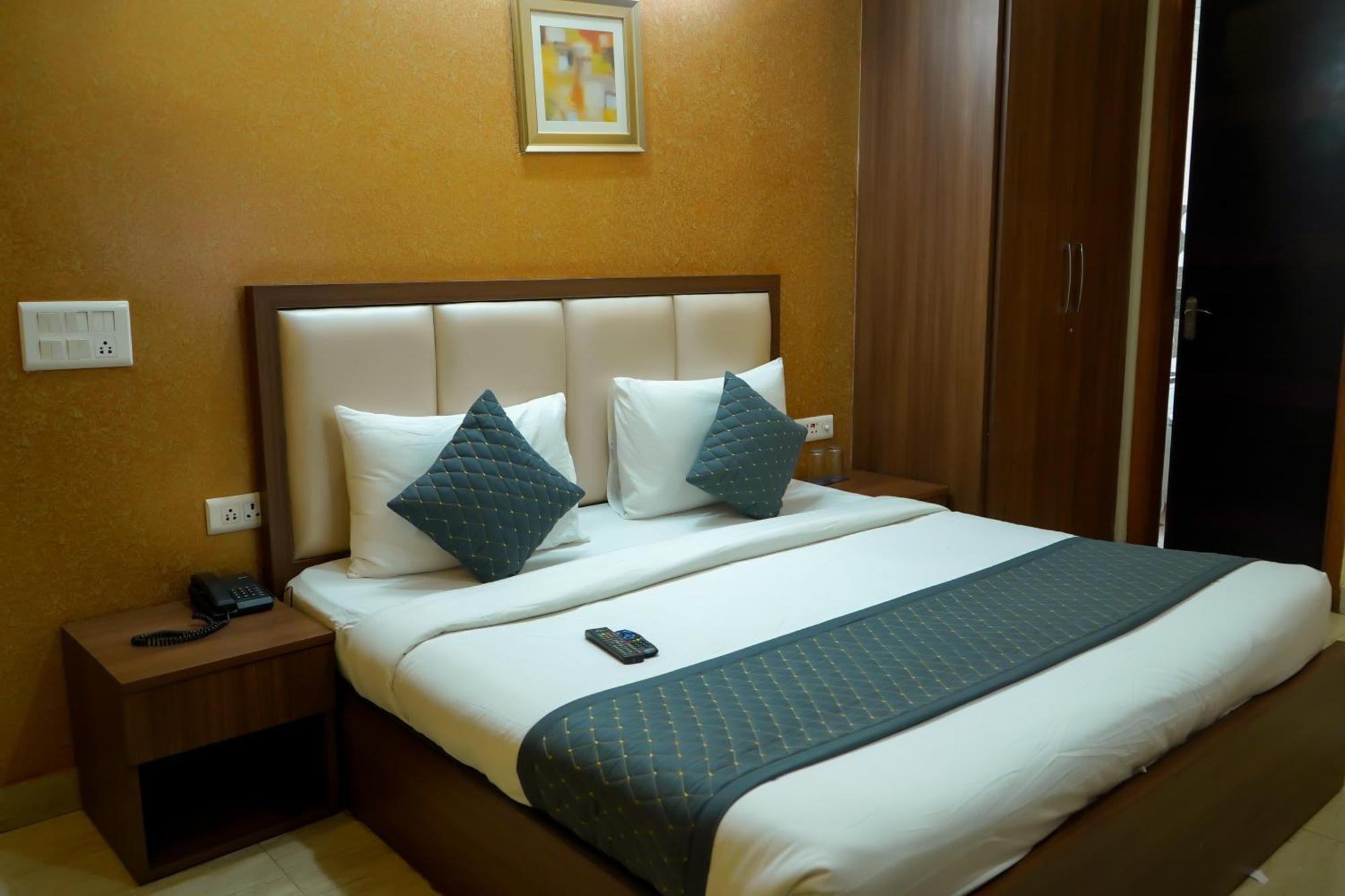 Hotel The Luxe 18 - Golf Course Road Гургаон Экстерьер фото