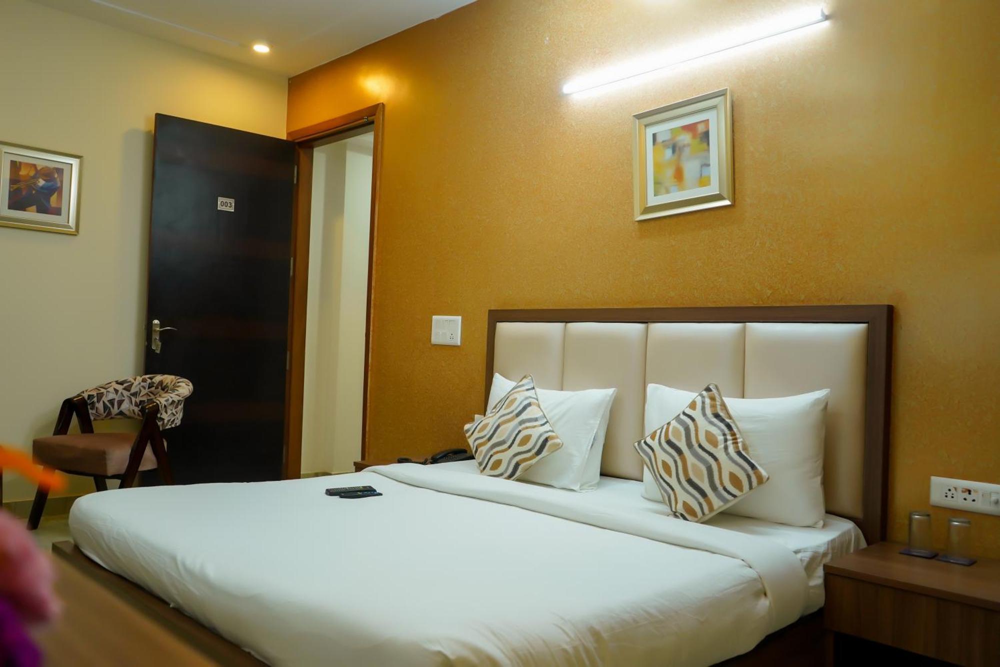 Hotel The Luxe 18 - Golf Course Road Гургаон Экстерьер фото